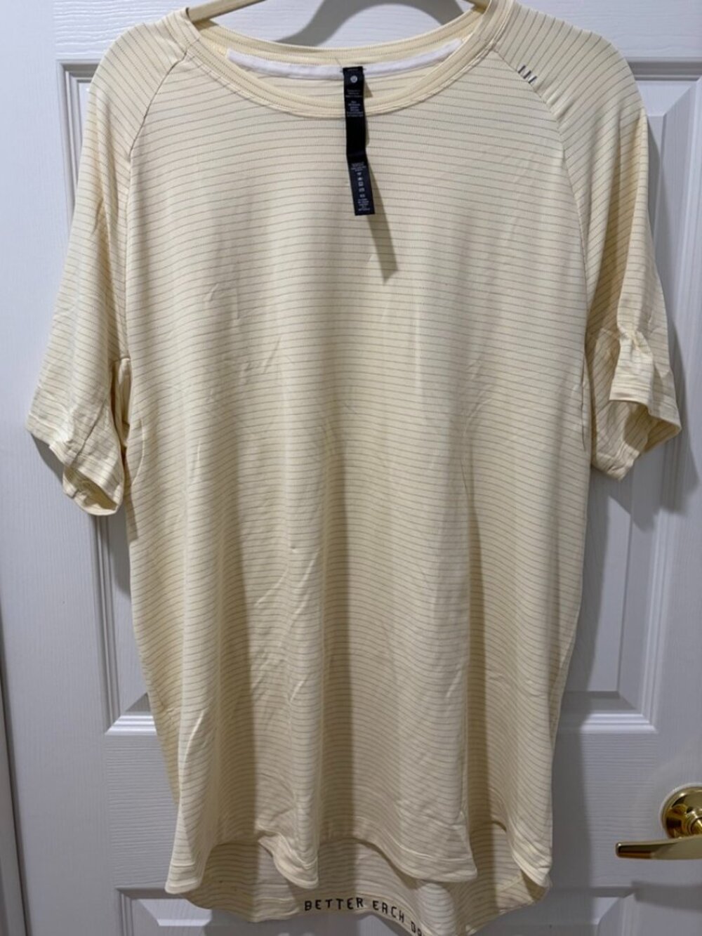 ***MENS LULULEMON PERFORMANCE TSHIRT***